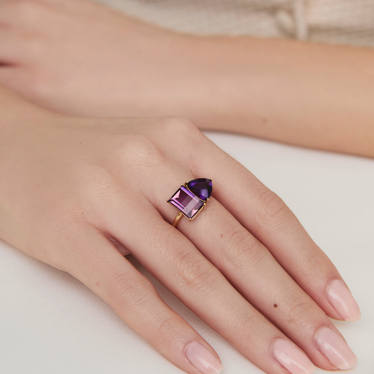 Anillo en oro amarillo de 18K con amatista trilliant y rectangular