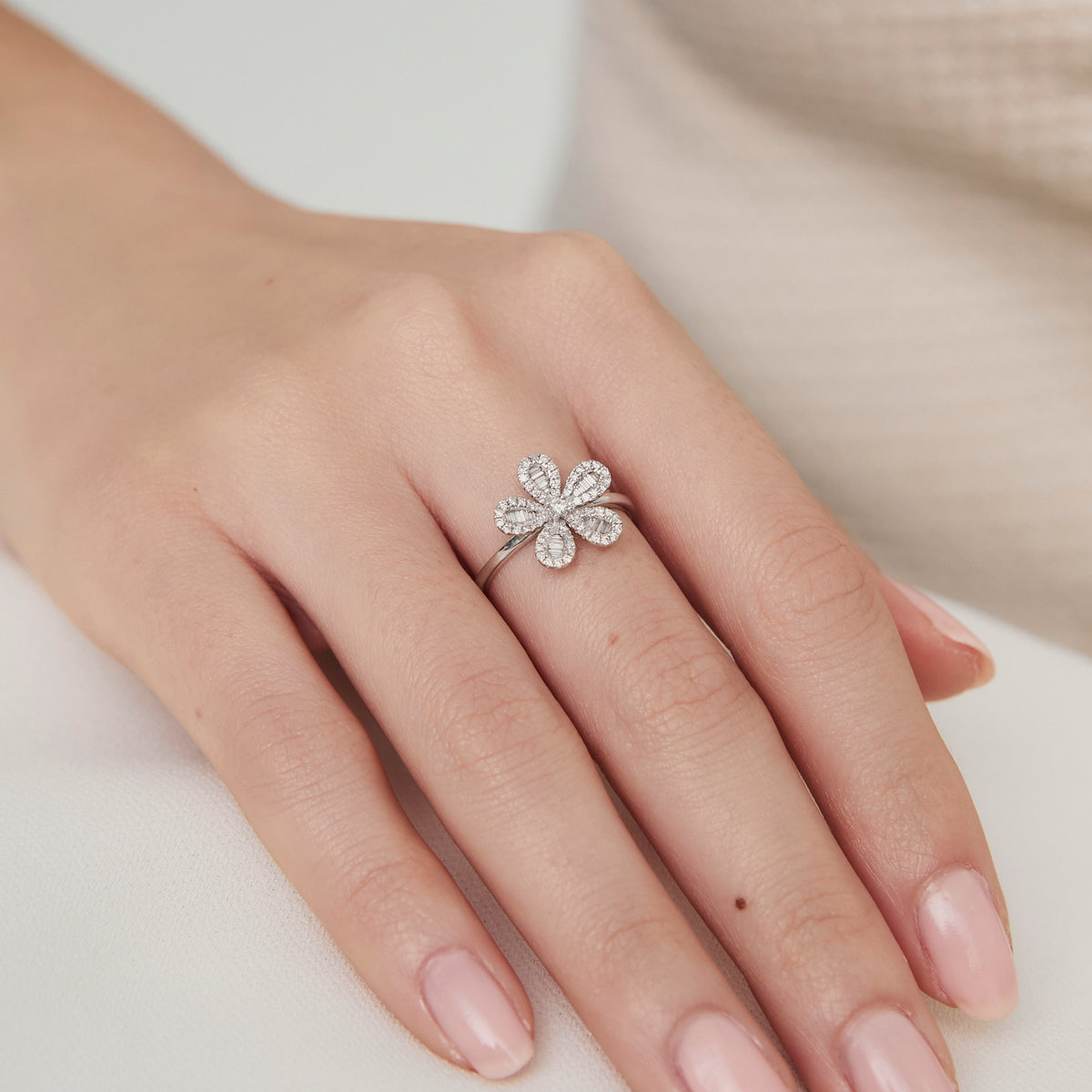 Anillo en oro blanco de 18K flor con brillantes