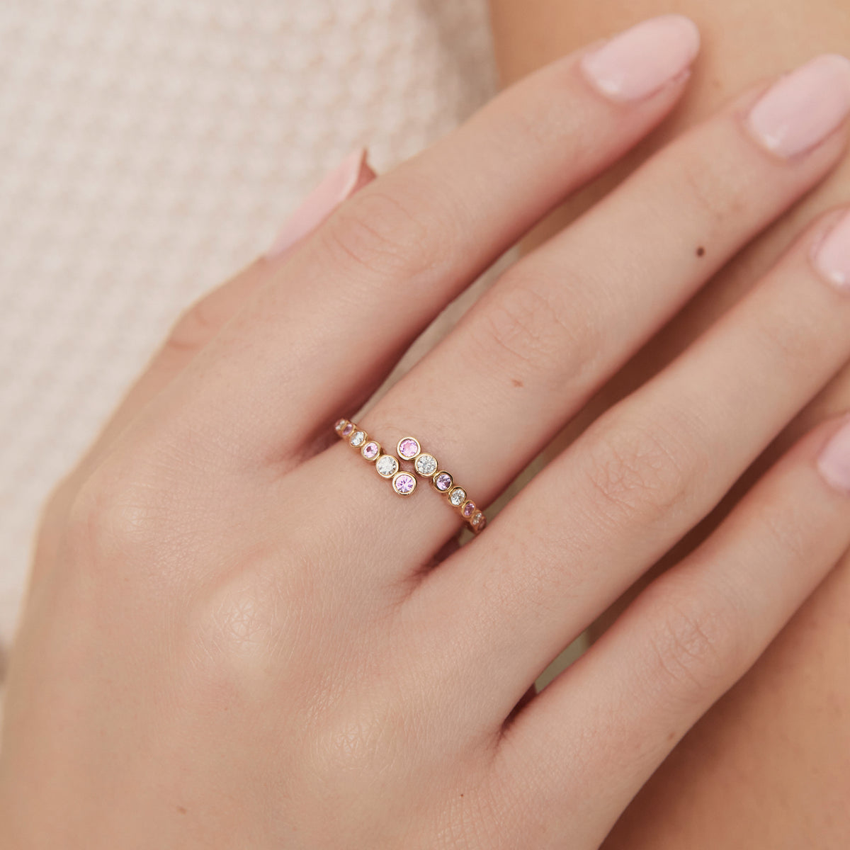 Anillo oro amarillo 18K cruzado con zafiros morados y brillantes