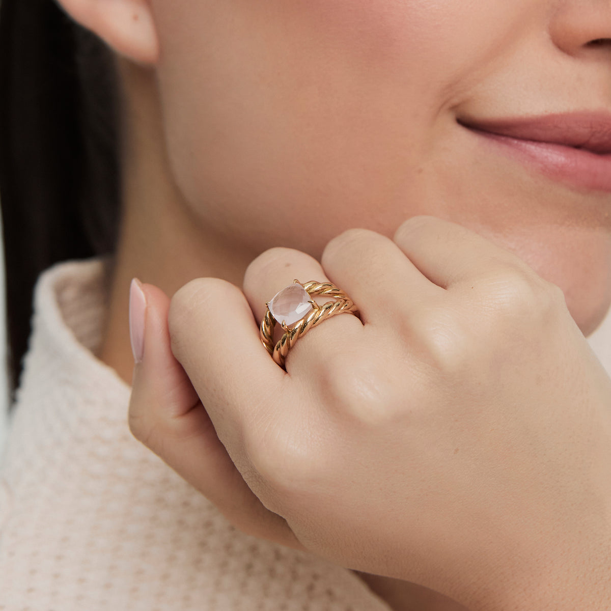 Anillo en oro amarillo de 18K con cuarzo rosa