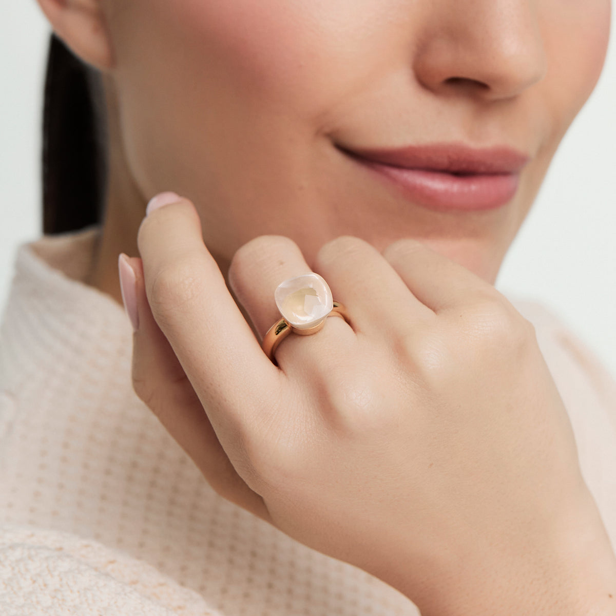 Anillo en oro amarillo de 18K con cuarzo rosado cushion