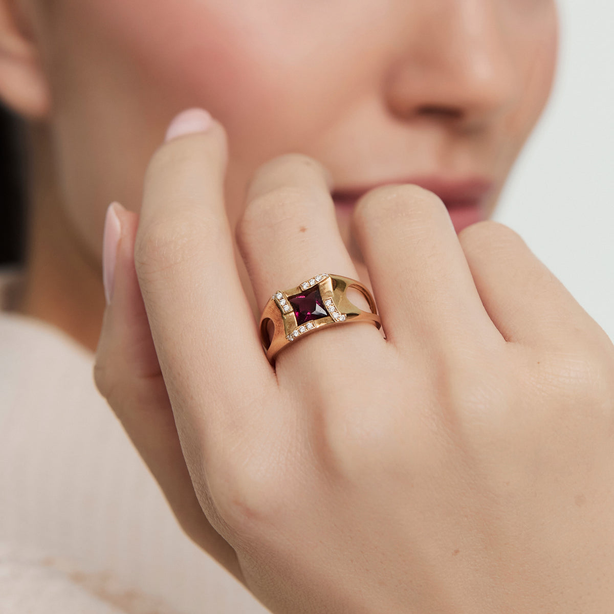 Anillo en oro amarillo de 18K granate princess y brillantes