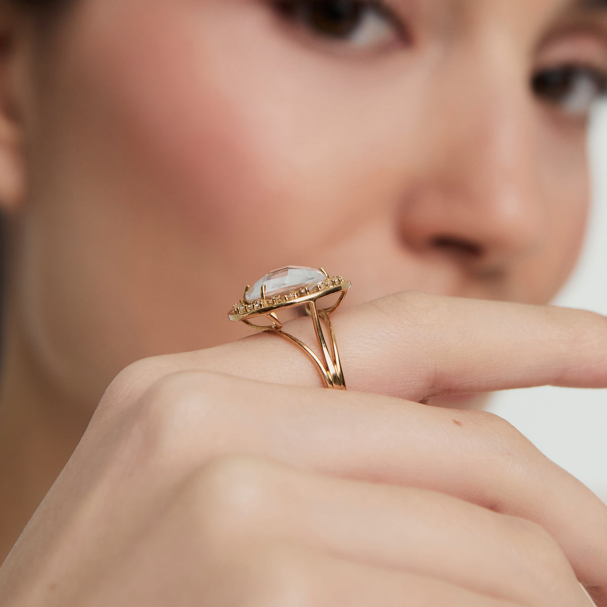Anillo en oro amarillo de 18K redondo calado con cuarzo cristal redondo
