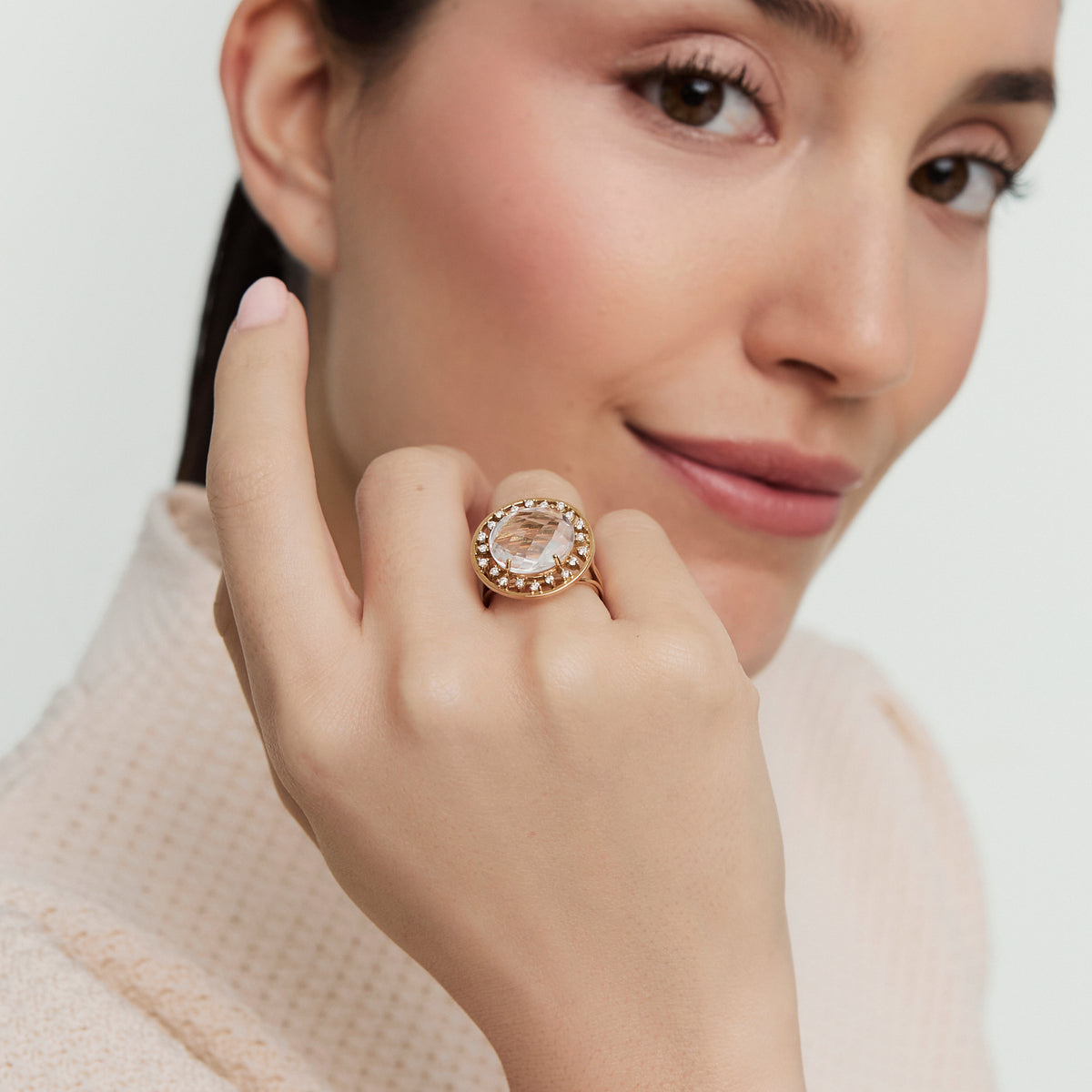 Anillo en oro amarillo de 18K redondo calado con cuarzo cristal redondo