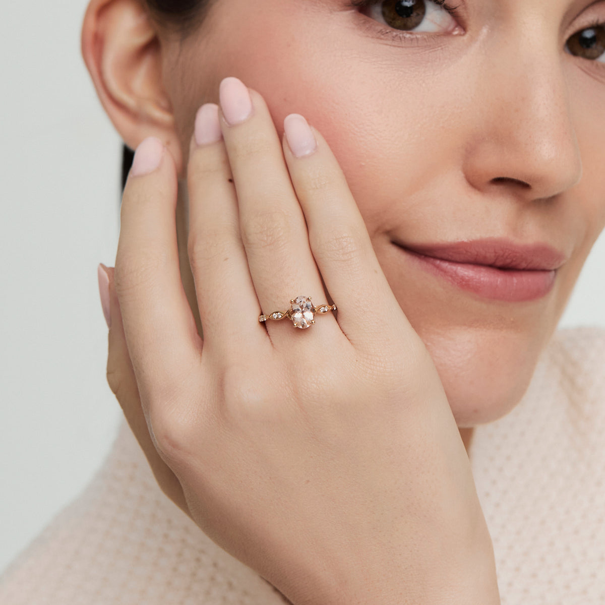 Anillo en oro amarillo 18K con morganita y brillantes