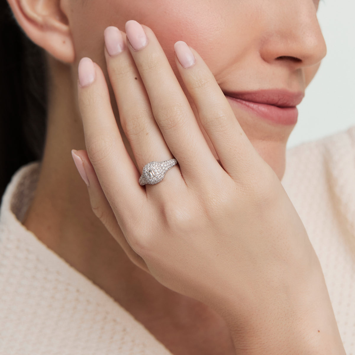 Anillo en oro blanco 18K full pave con brillantes y baguette central