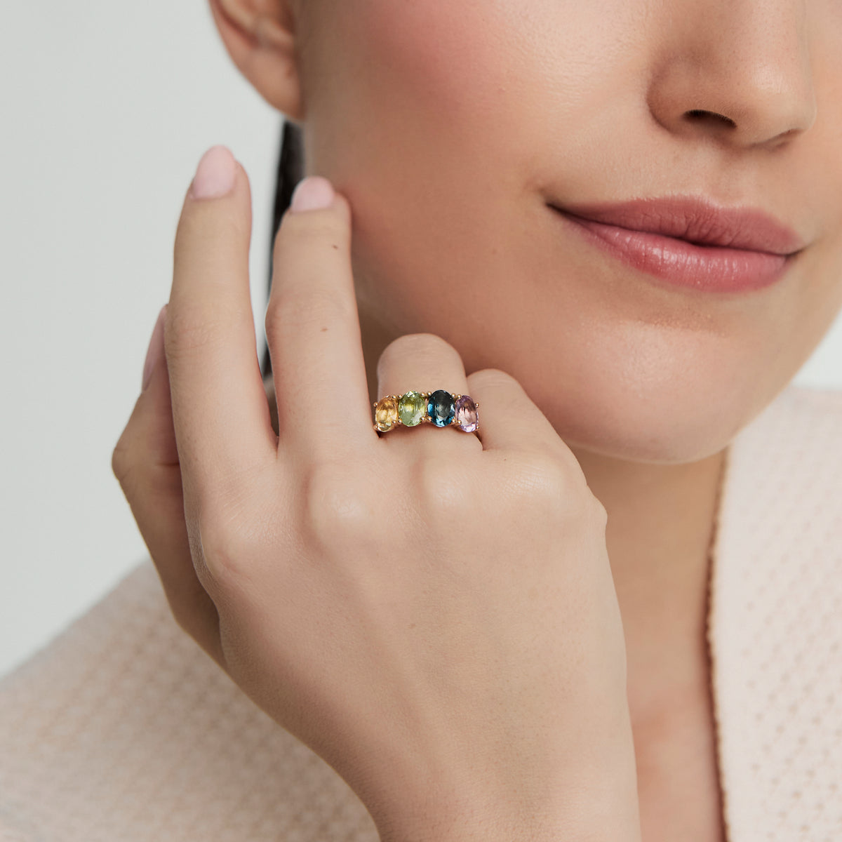 Anillo en oro amarillo de 18K con citrino, peridoto, topacio y amatista