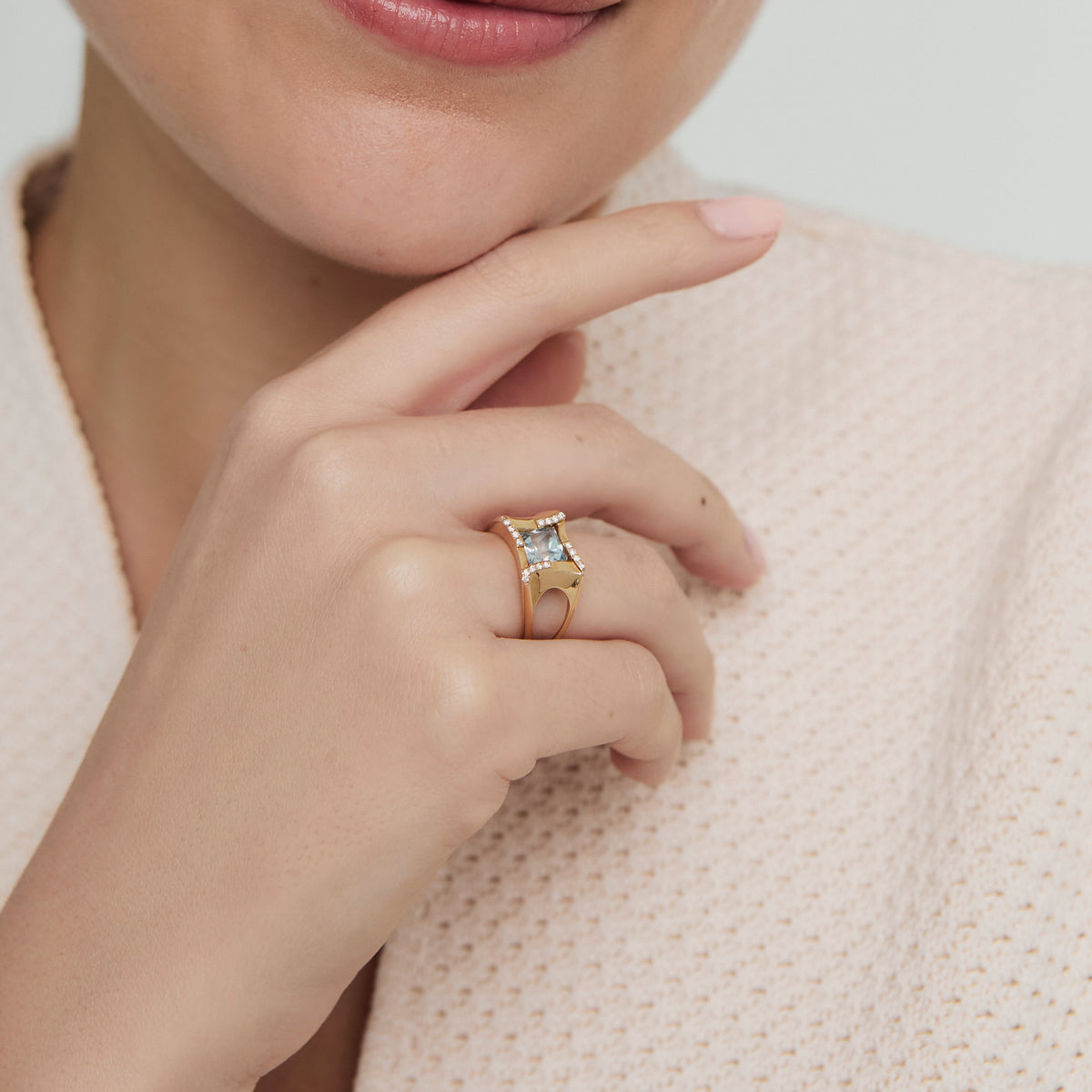 Anillo en oro amarillo de 18K topacio azul princess