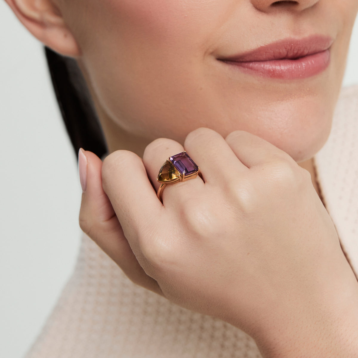 Anillo en oro amarillo de 18K con amatista corte esmeralda