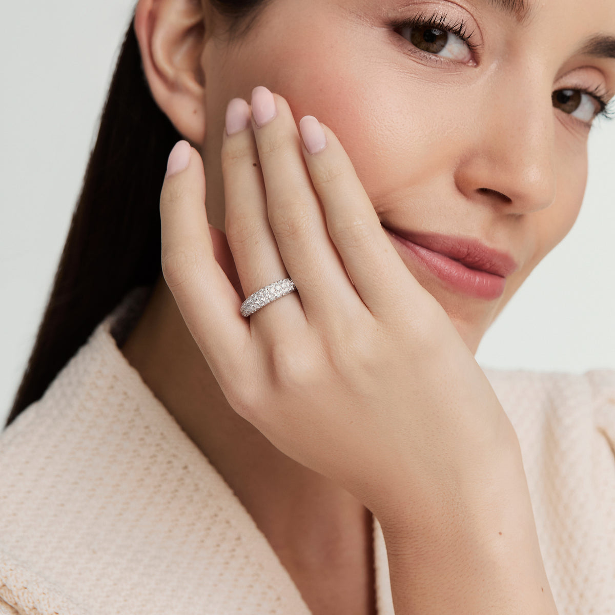 Anillo oro blanco 18K medio rivière con full brillantes