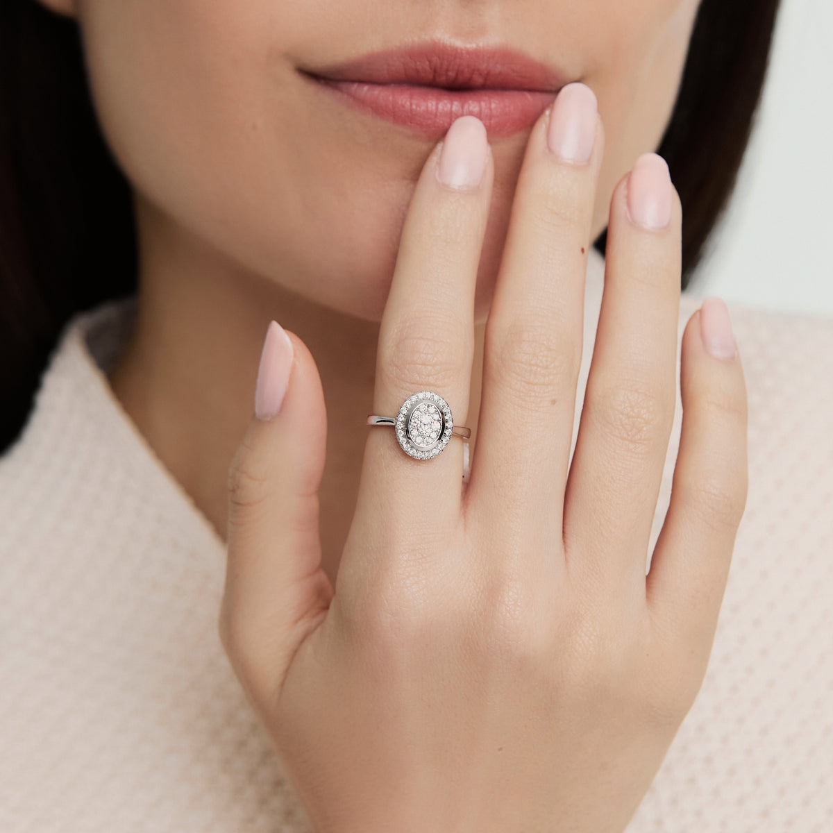 Anillo oro blanco 18K centro oval y halo con brillantes