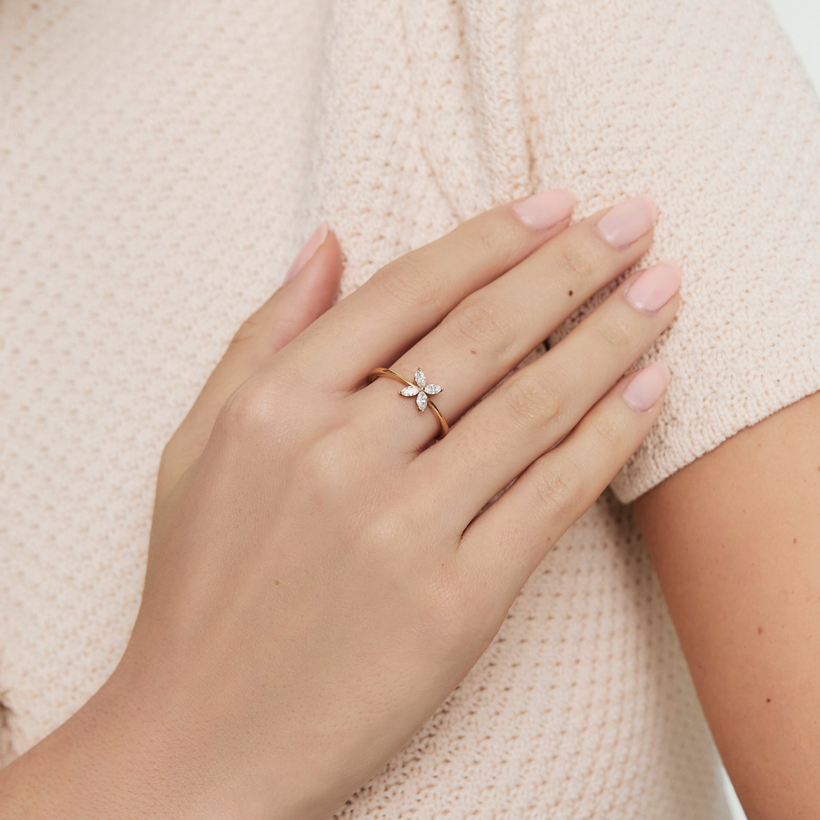 Anillo en oro amarillo de 18K flor con brillantes marquisse