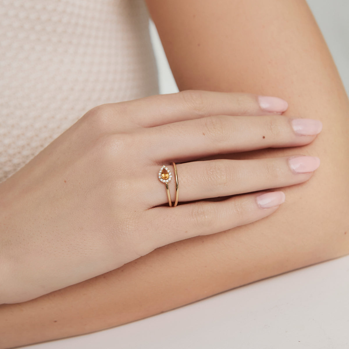 Anillo en oro de 18K con citrino pera y doble aro