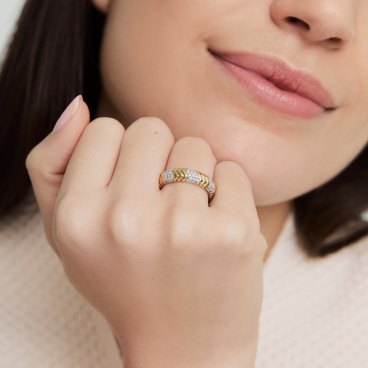 Anillos en oro amarillo de 18k media caña y brillantes