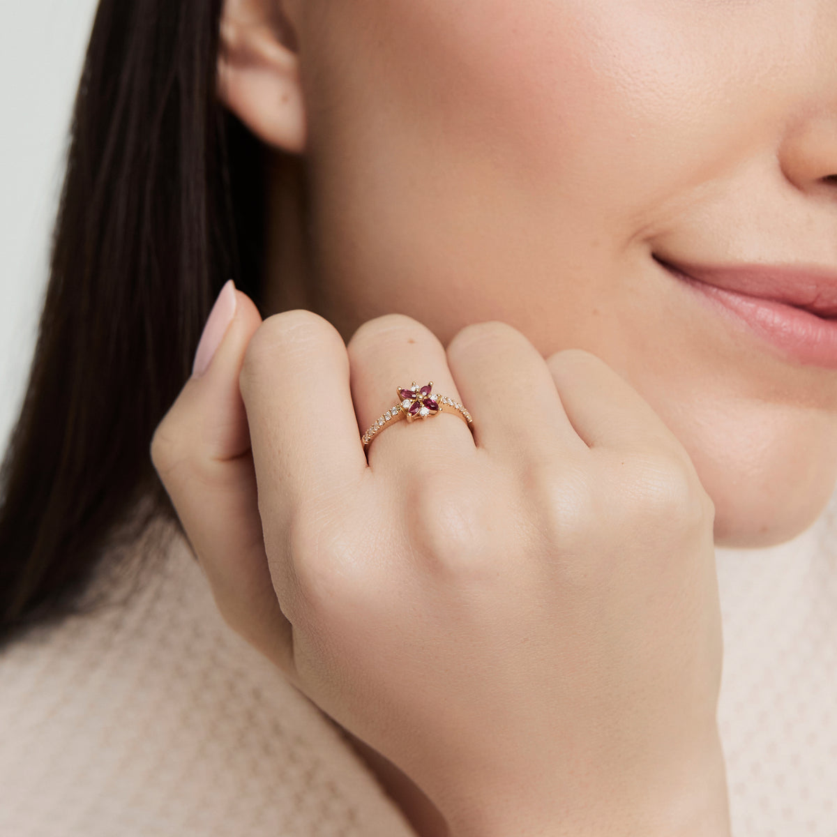 Anillo oro amarillo 18K flor con rubies marquise y brillantes