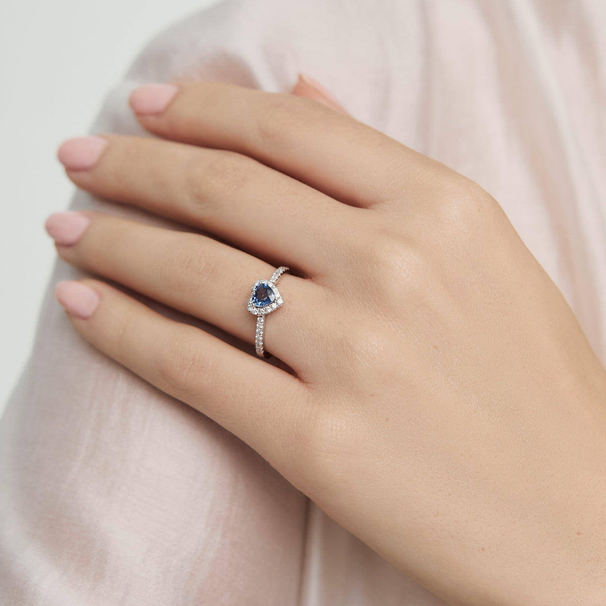 Anillo en oro blanco 18K con zafiro corazón