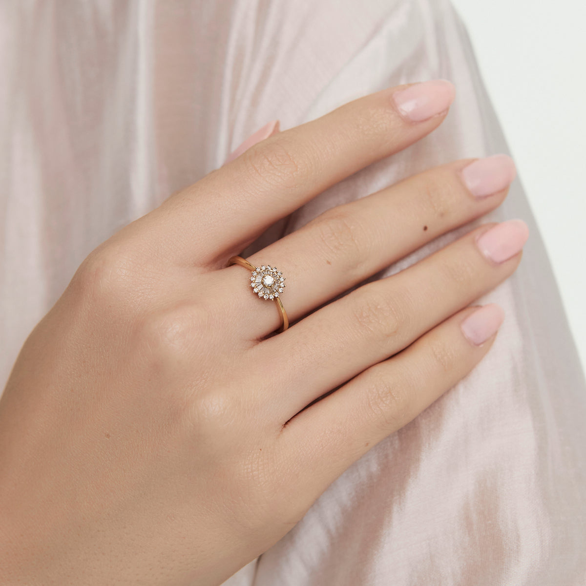 Anillo en oro amarillo de 18K roseta estrella con brillantes