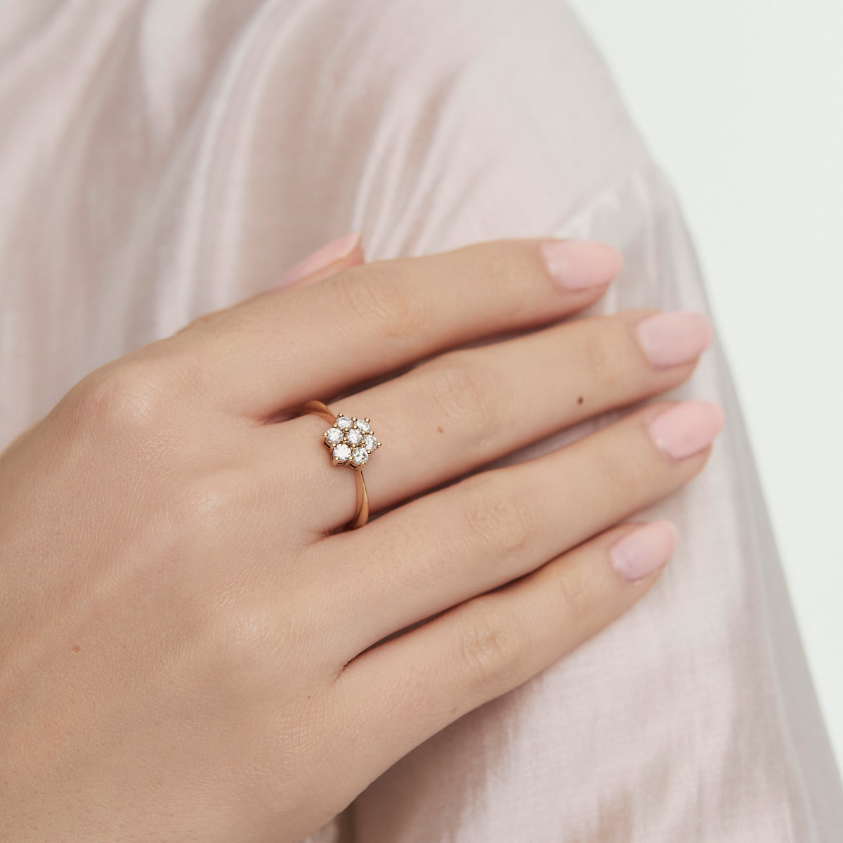 Anillo roseta estrella en oro amarillo de 18K con brillantes