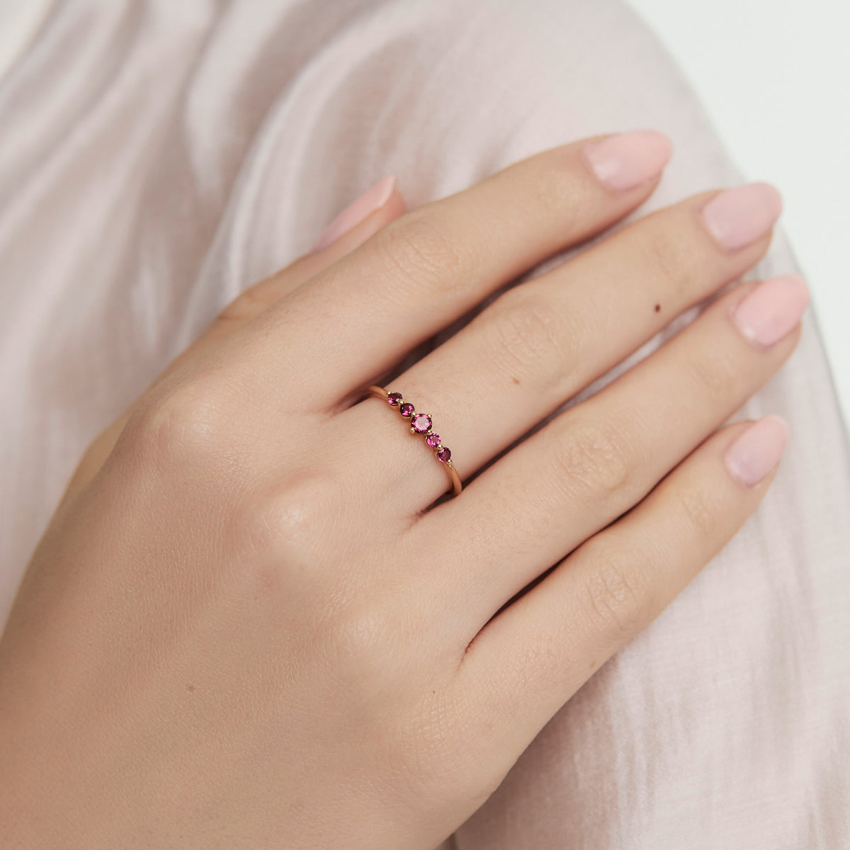 Anillo en oro amarillo de 18K cintillo con turmalinas y zafiros rosa