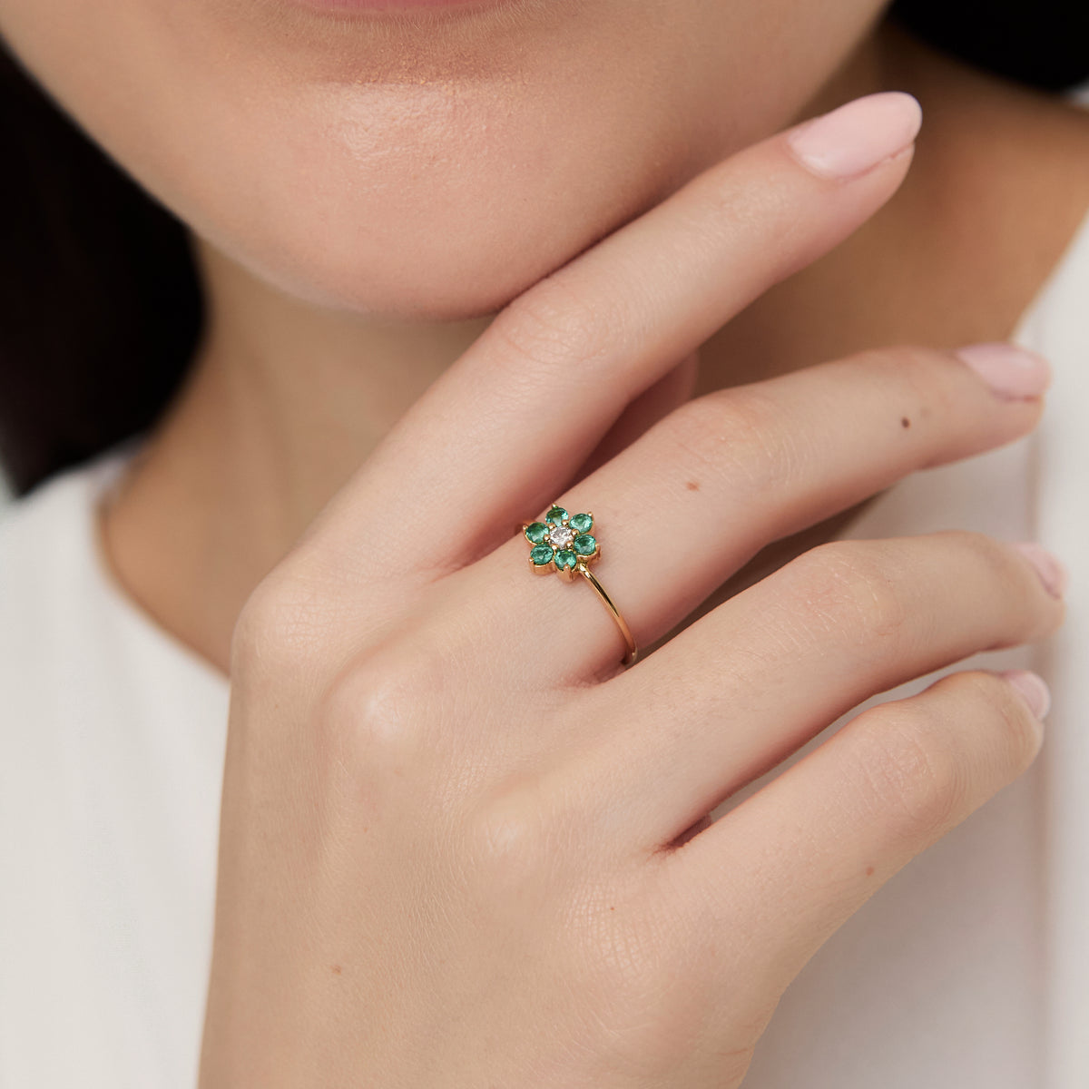 Anillo en oro amarillo de 18K roseta estrella con esmeraldas