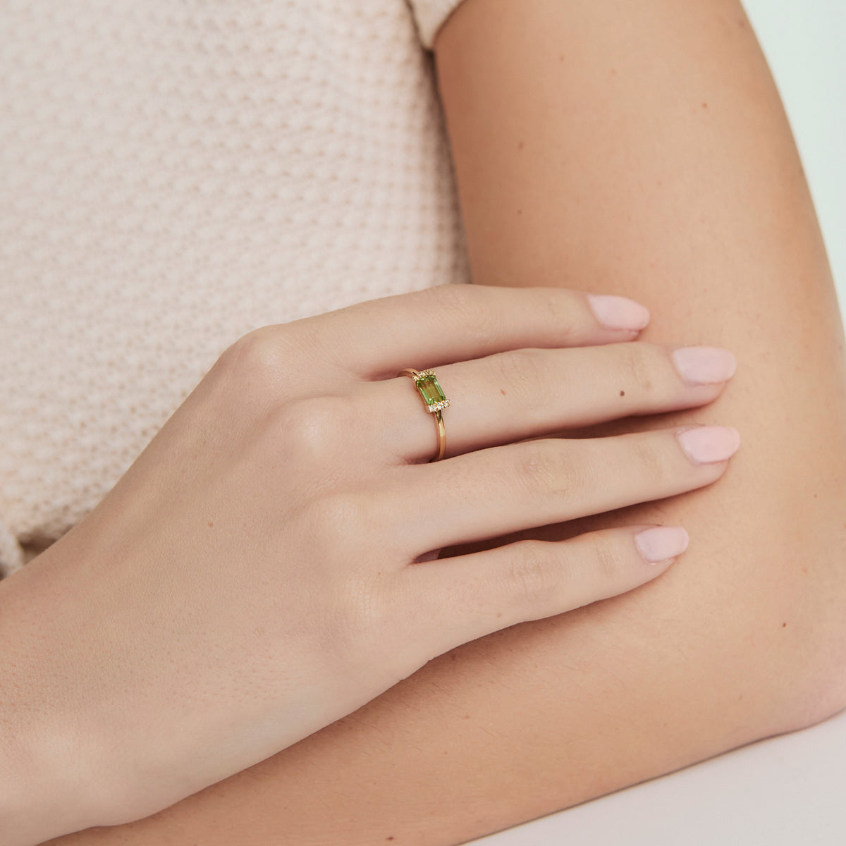 Anillo Amelia oro amarillo de 18K con peridoto corte esmeralda