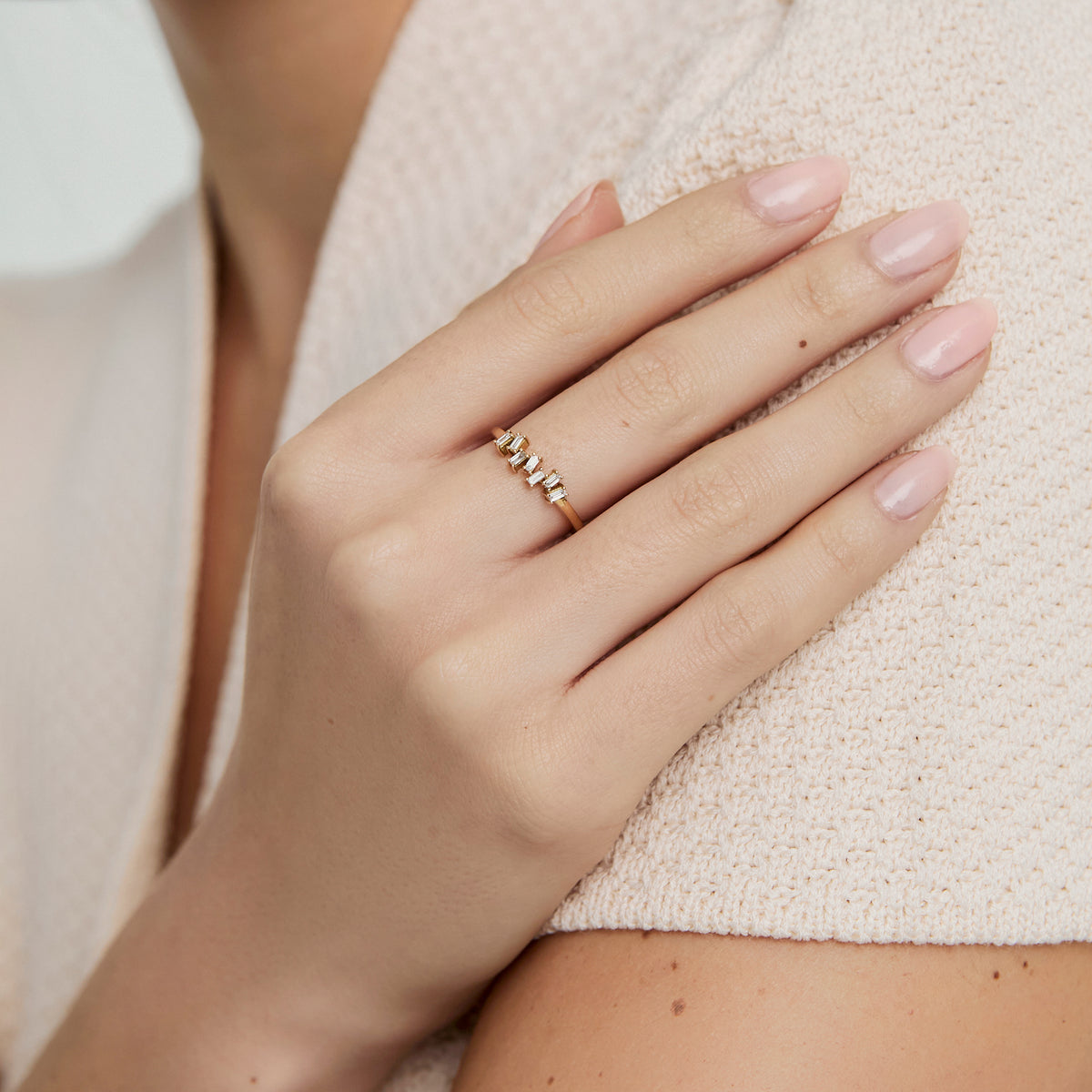 Anillo oro amarillo de 18K brillantes baguettes inclinados