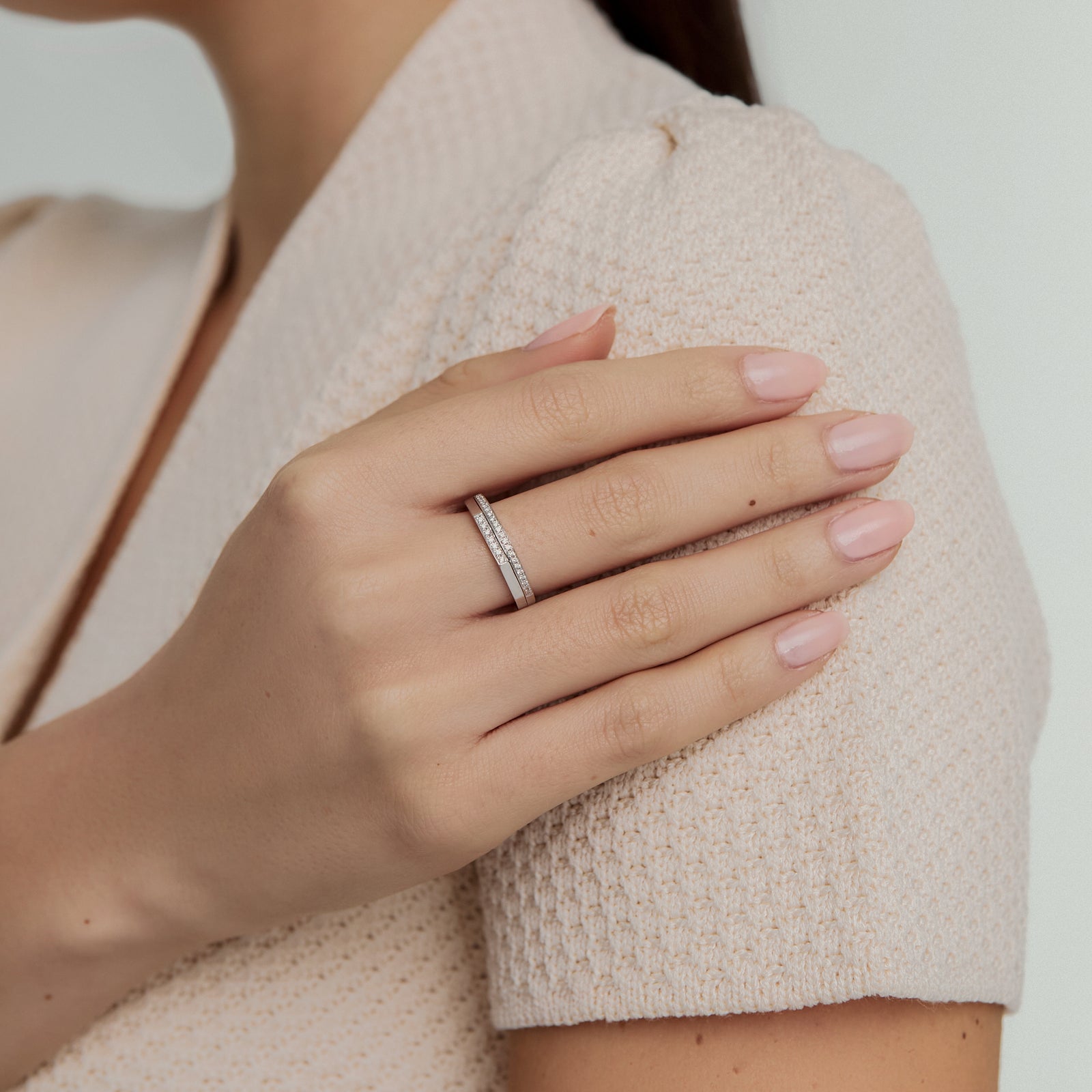 Anillo en oro blanco de 18K doble aro octagonal con brillantes