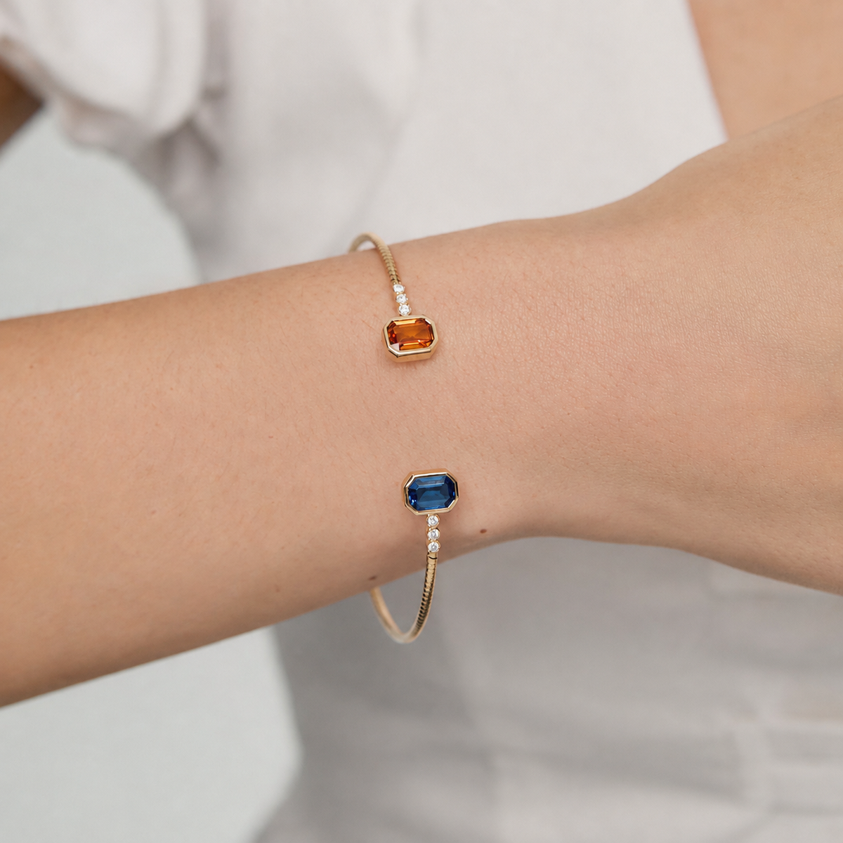 Pulsera en oro amarillo 18K bangle con zafiro naranja y azul