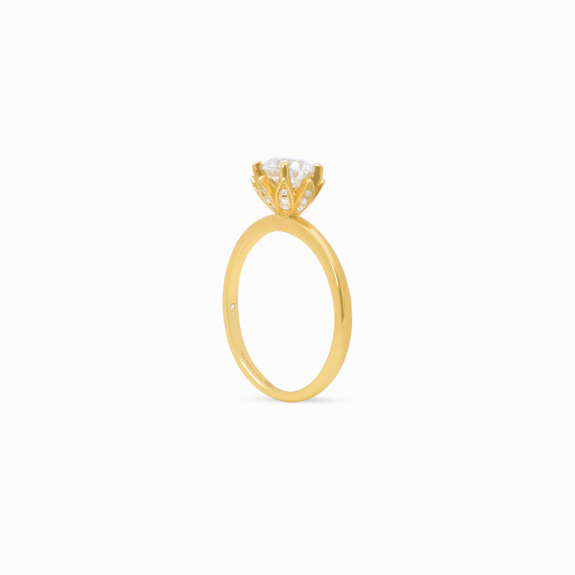 Anillo de compromiso en oro amarillo 18k modelo solitario bouquet