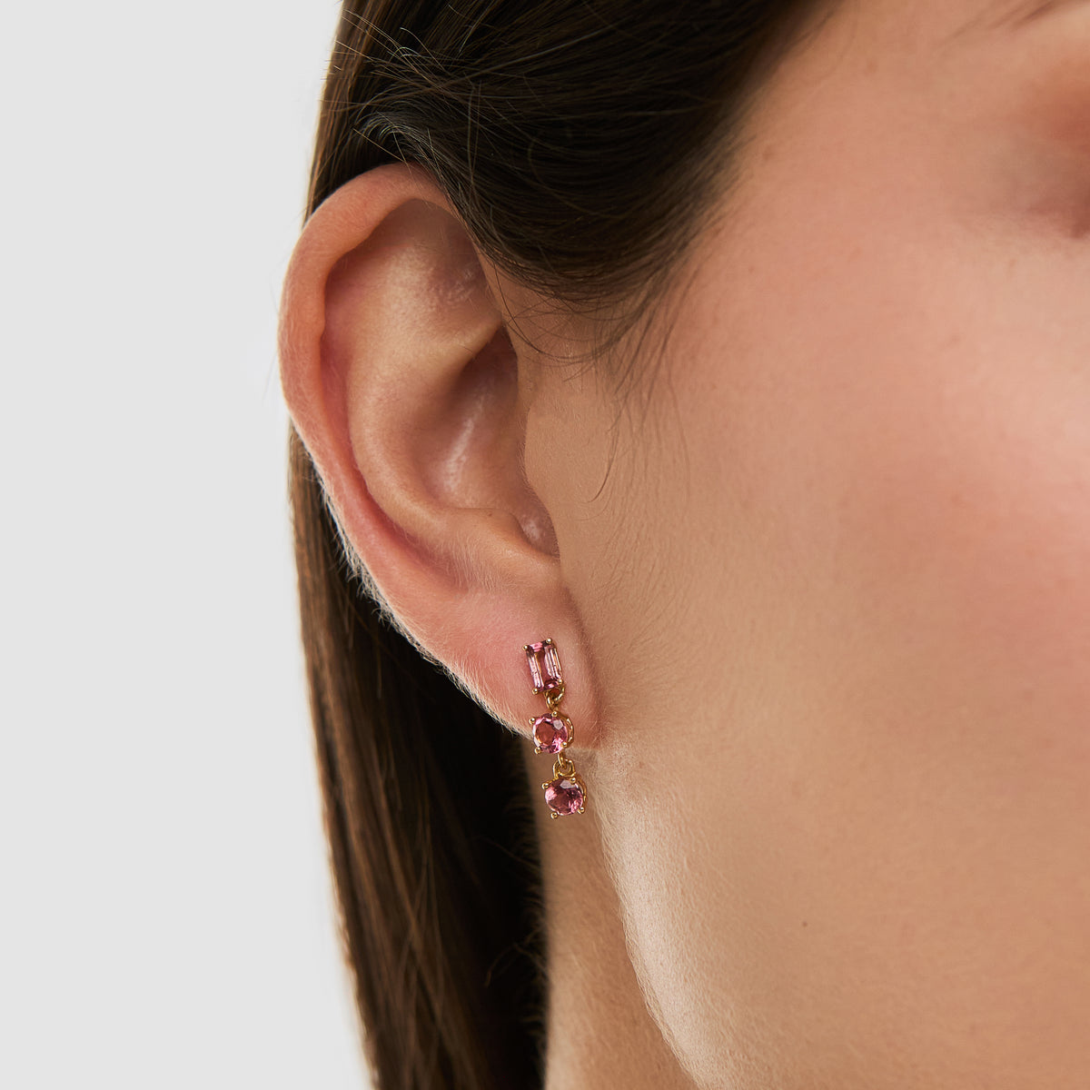 Aretes en oro amarillo de 18K colgantes con turmalinas rosa