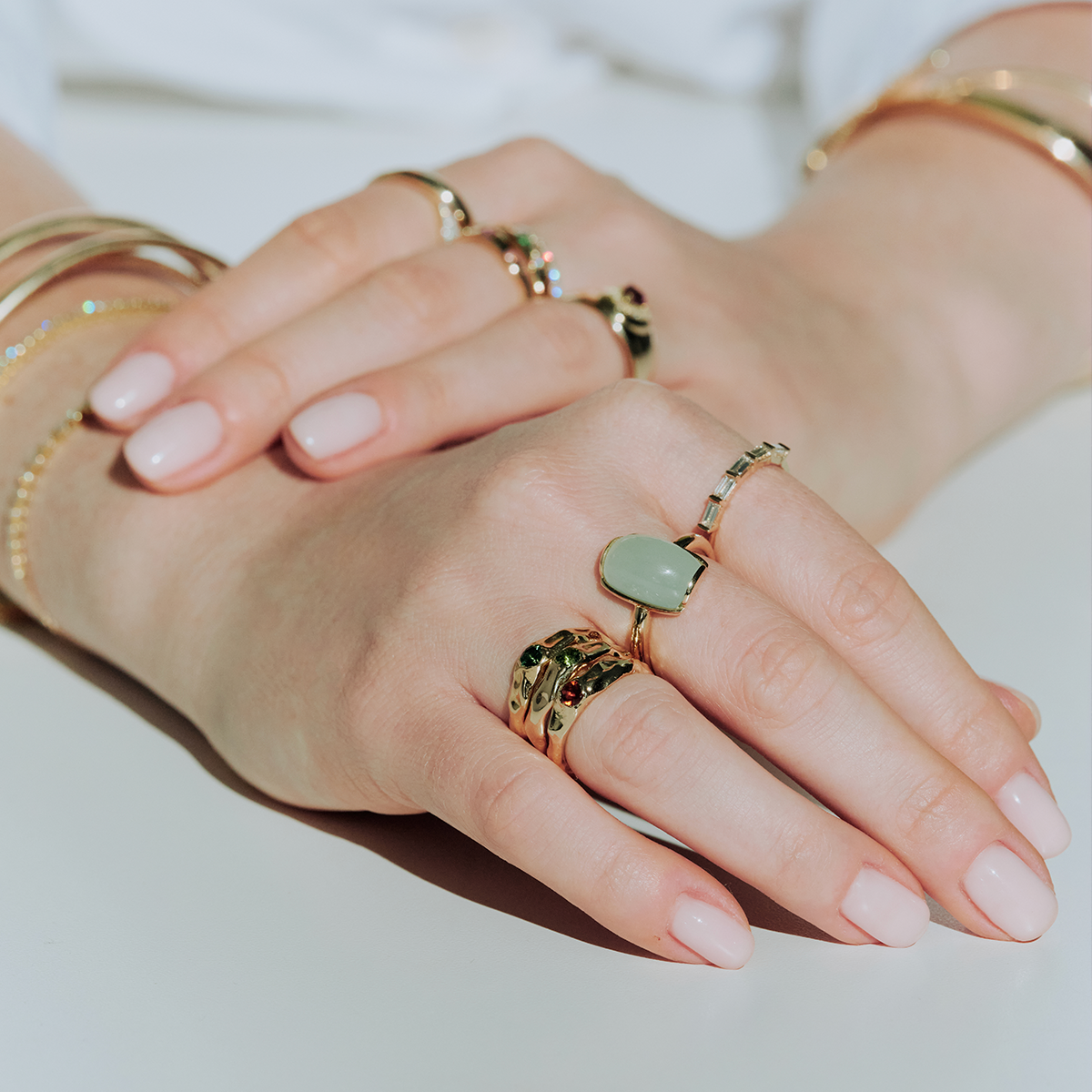 Anillo oro amarillo de 18K con cuarzo aguamarina rectangular cabuchón