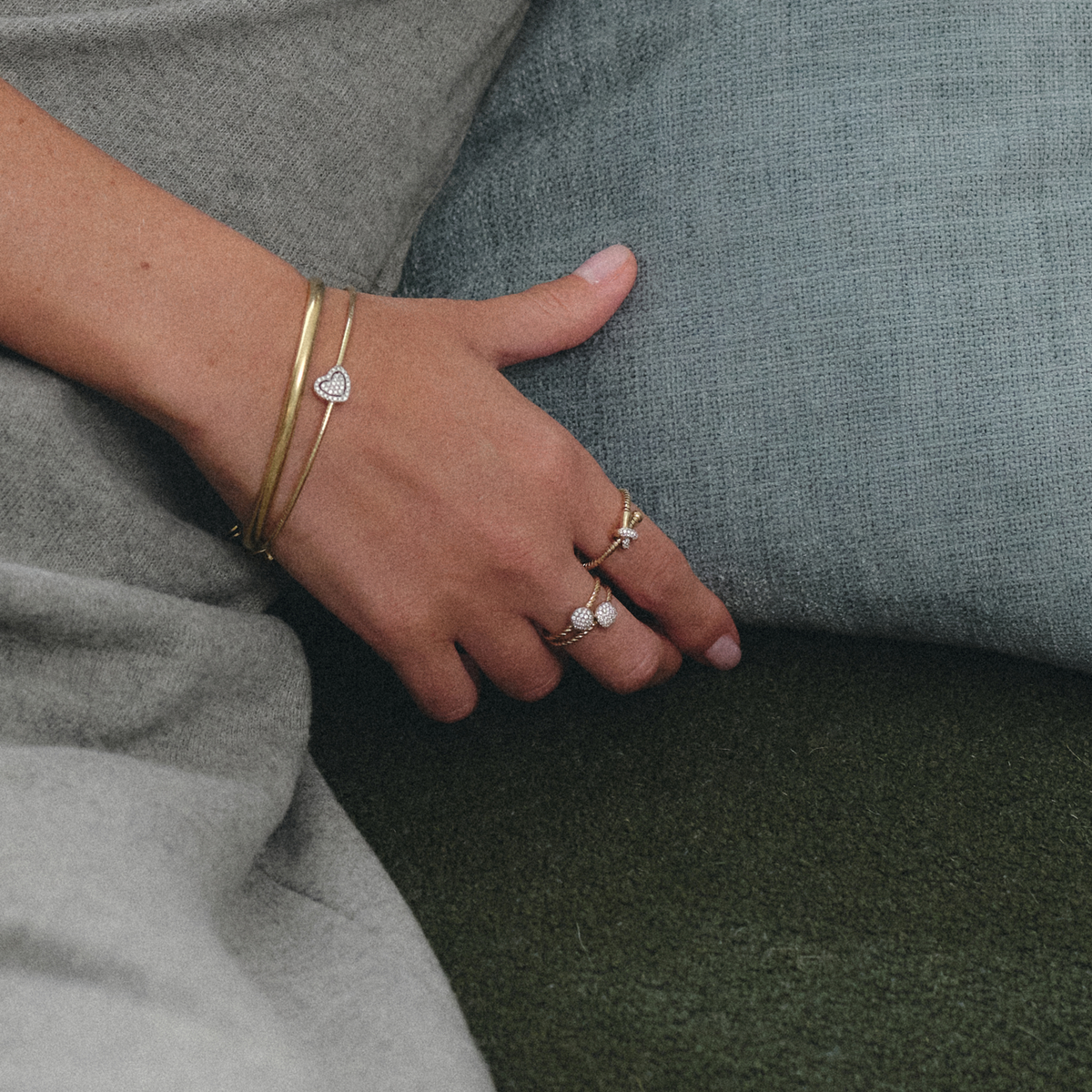 Anillo entorchado en oro amarillo 18K con brillantes canastilla cushion