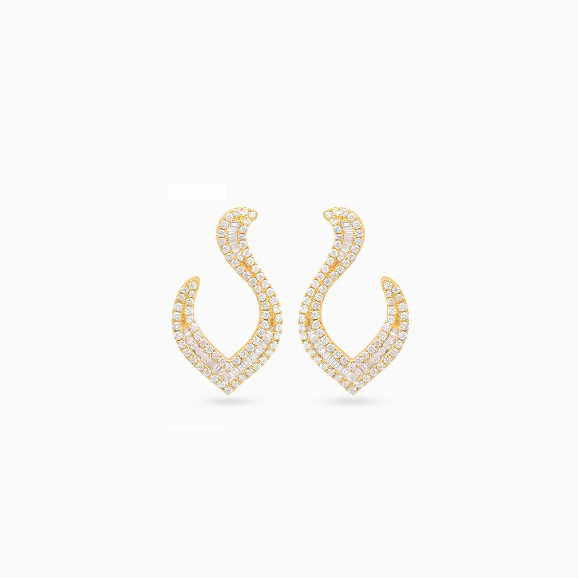 Aretes en oro amarillo 18K diseño ojival con curva abierta