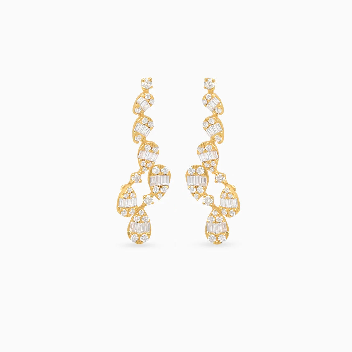 Aretes earcuff oro amarillo de 18K con diamantes baguette, redondos y dos gotas colgantes.