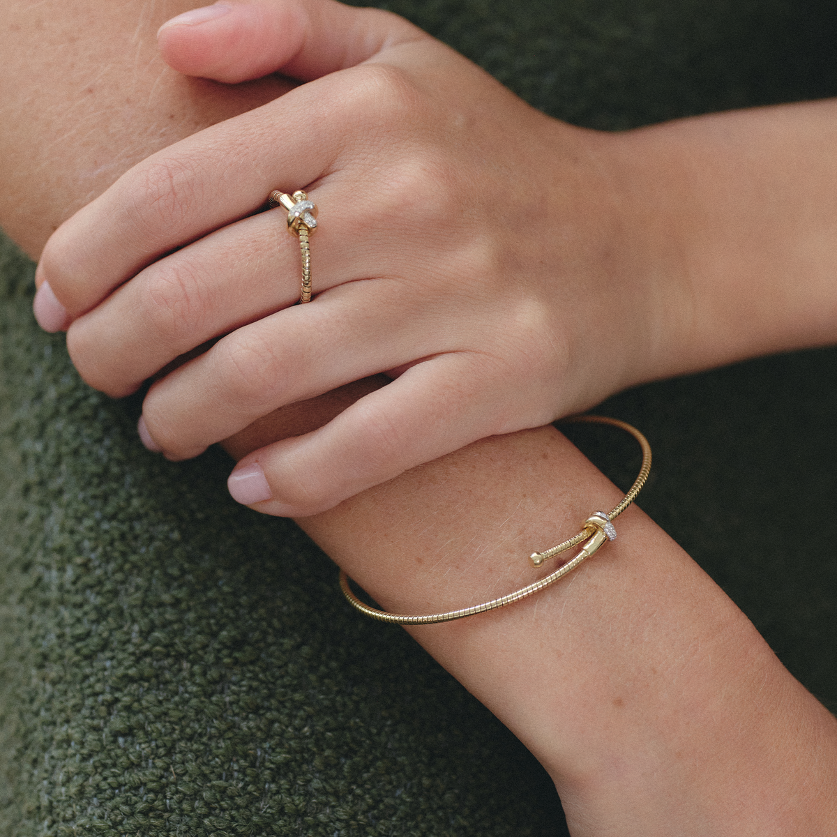 Anillo en oro amarillo 18K entorchado con nudo y brillantes