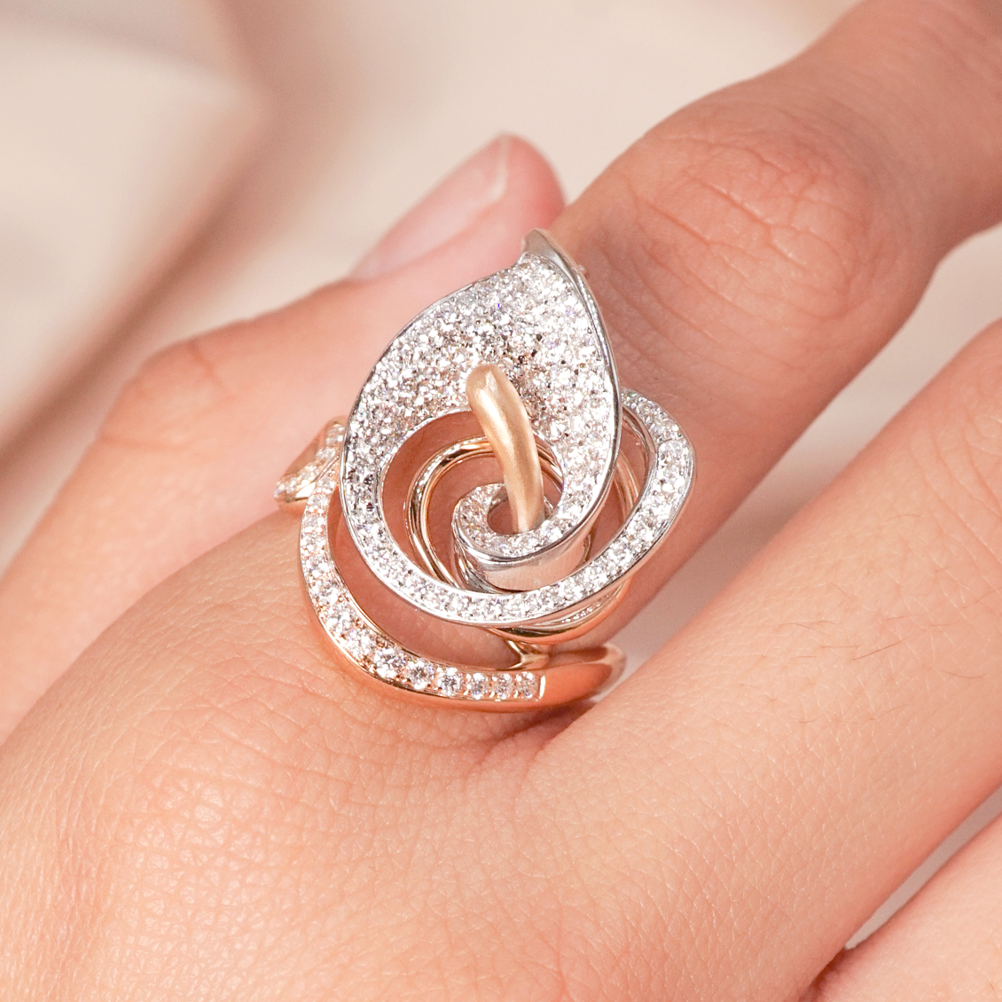 Anillo en 2 oros de 18K forma de flor tulipan con brillantes