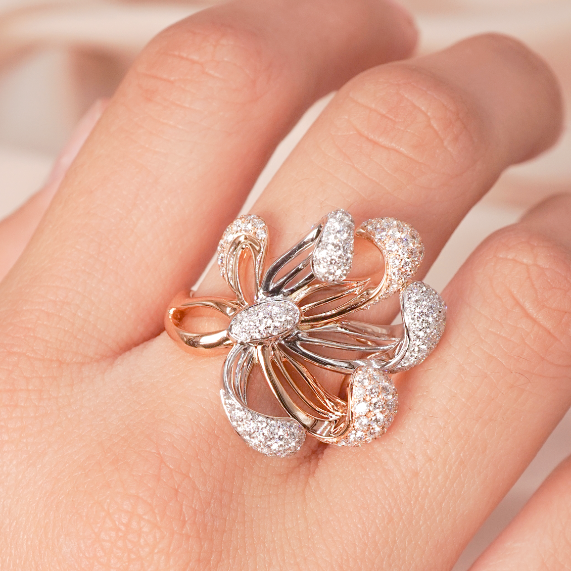 Anillo en 2 oros de 18K forma de flor orquídea con brillantes
