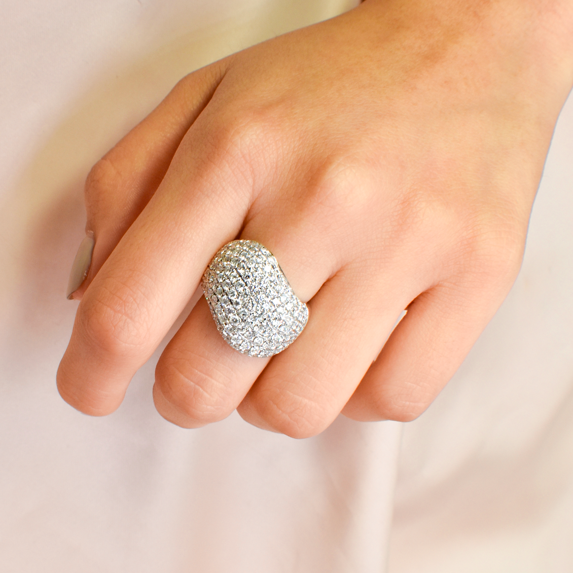 Anillo en oro blanco de 18K onda full pave