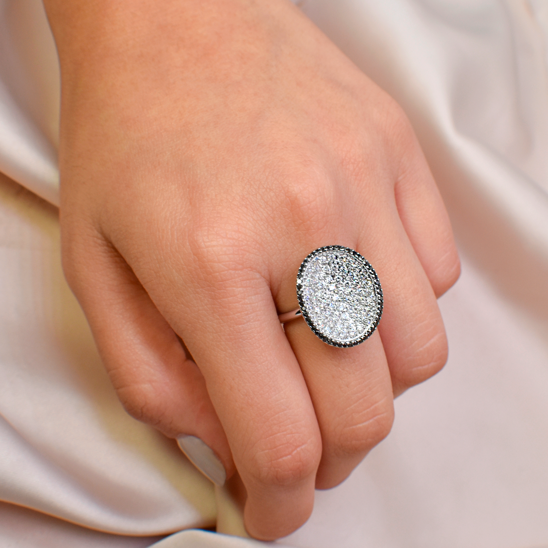 Anillo en oro blanco de 18K con brillantes