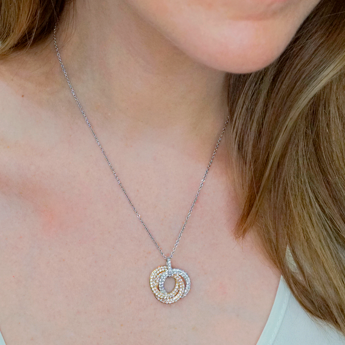 Pendiente en 3 oros de 18K con 3 círculos movibles full pave