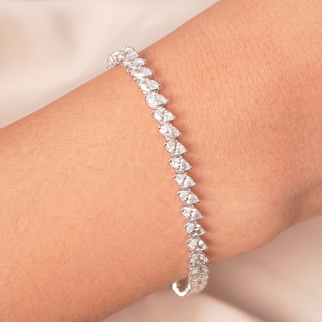 Pulsera en oro blanco de 18K tipo tennis con brillantes marquisse