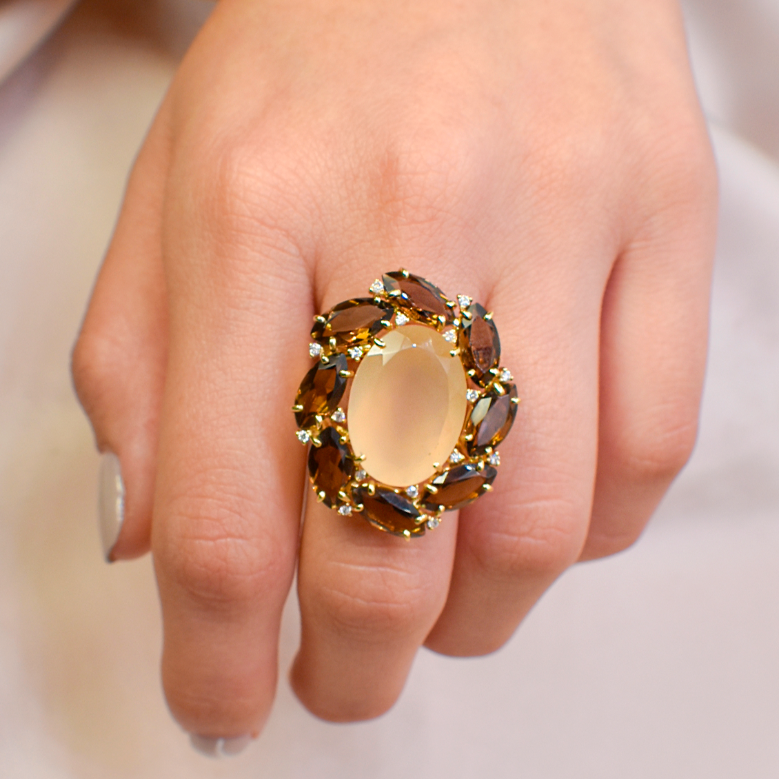 Anillo en oro amarillo de 18K con brillantes, citrino whisky y perla agatha