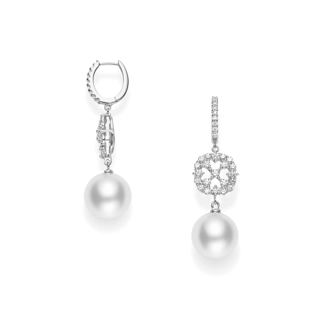 Aretes Mikimoto en oro blanco de 18K con perlas y brillantes