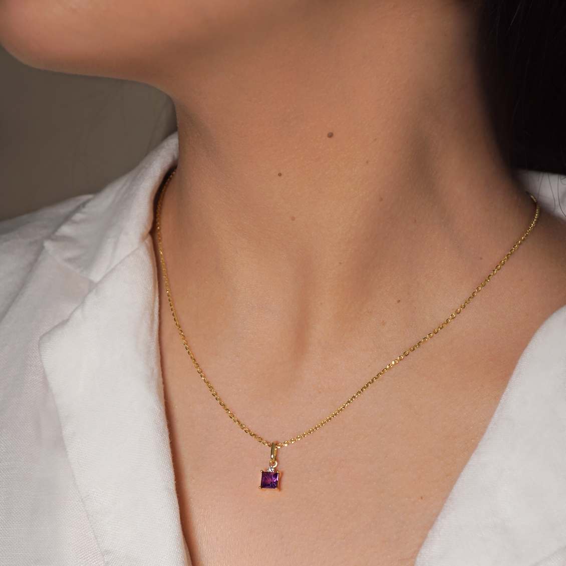 Dije Zodiacal Acuario en oro amarillo de 18K con amatista