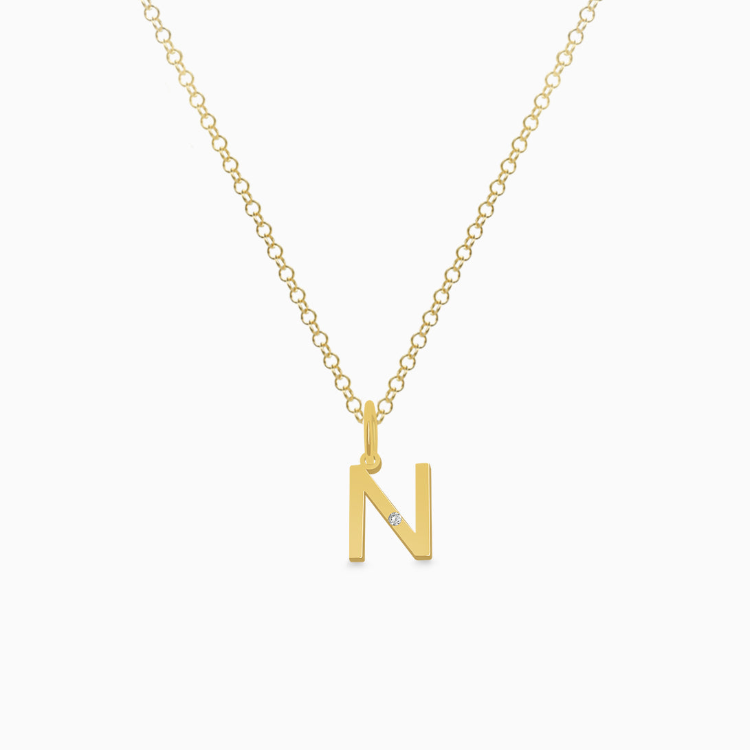 Dije en oro amarillo de 18K letra N moderna con brillante