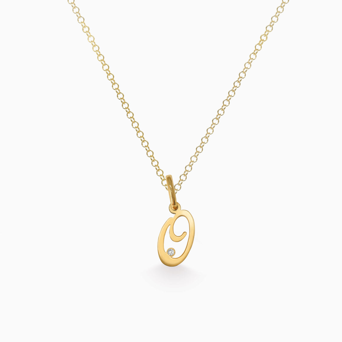 Dije en oro amarillo de 18K letra O