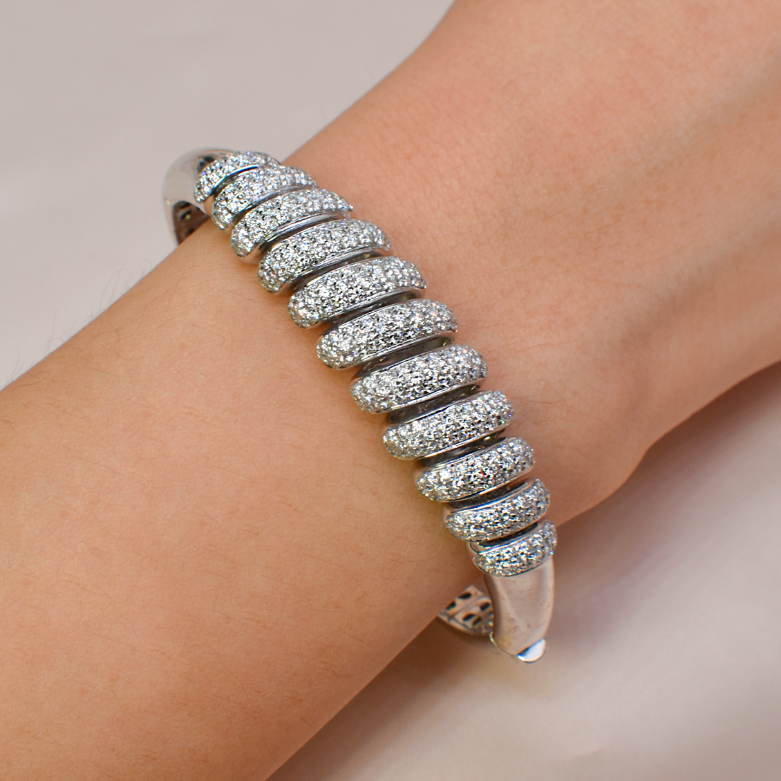 Pulsera en oro blanco de 18K con barras caladas ondeadas con brillantes