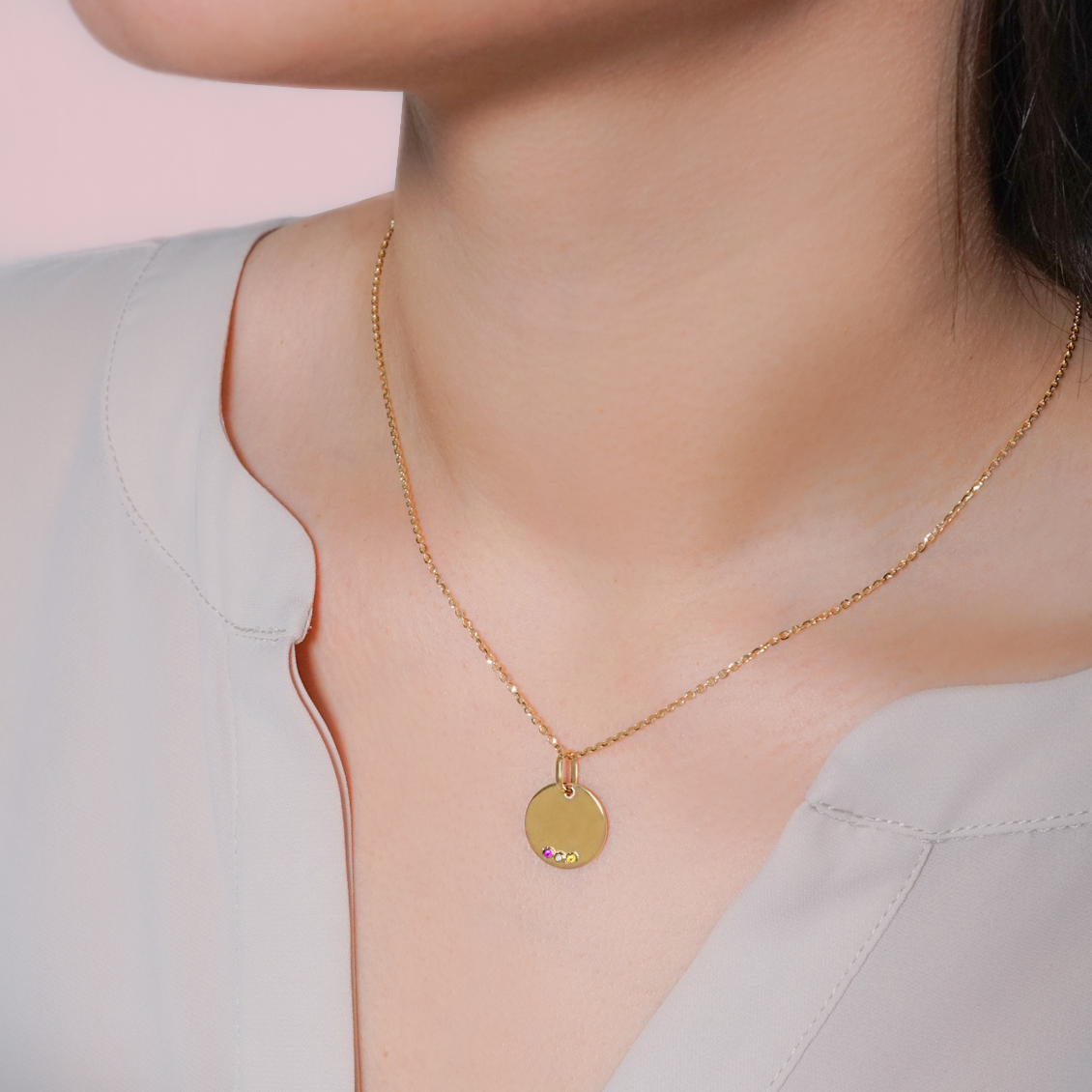 Dije Colorful en oro amarillo de 18K placa circular con piedras preciosas