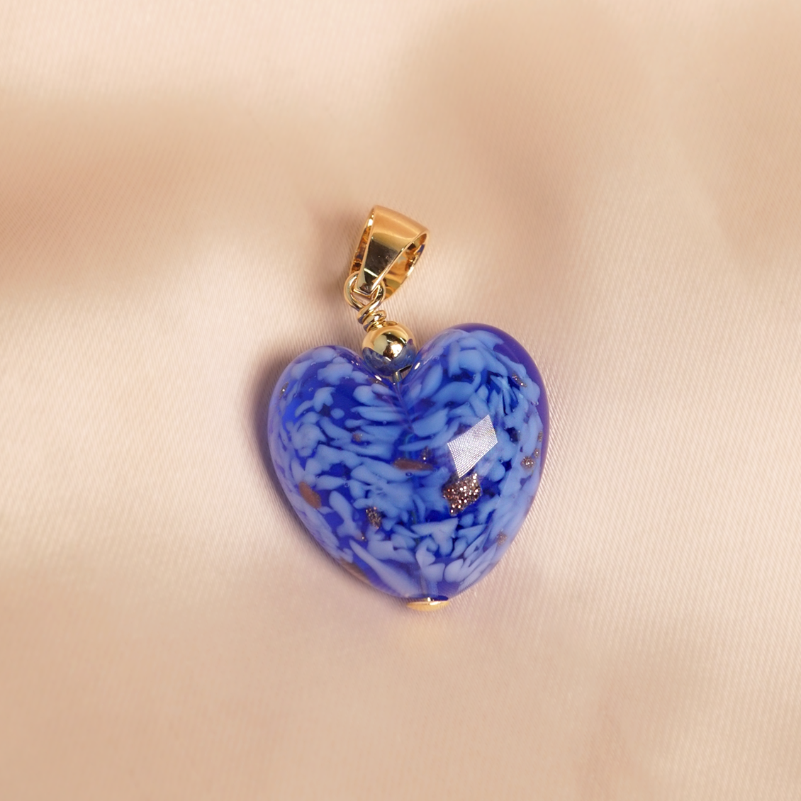 Dije en oro amarillo de 18K corazón murano azul y blanco