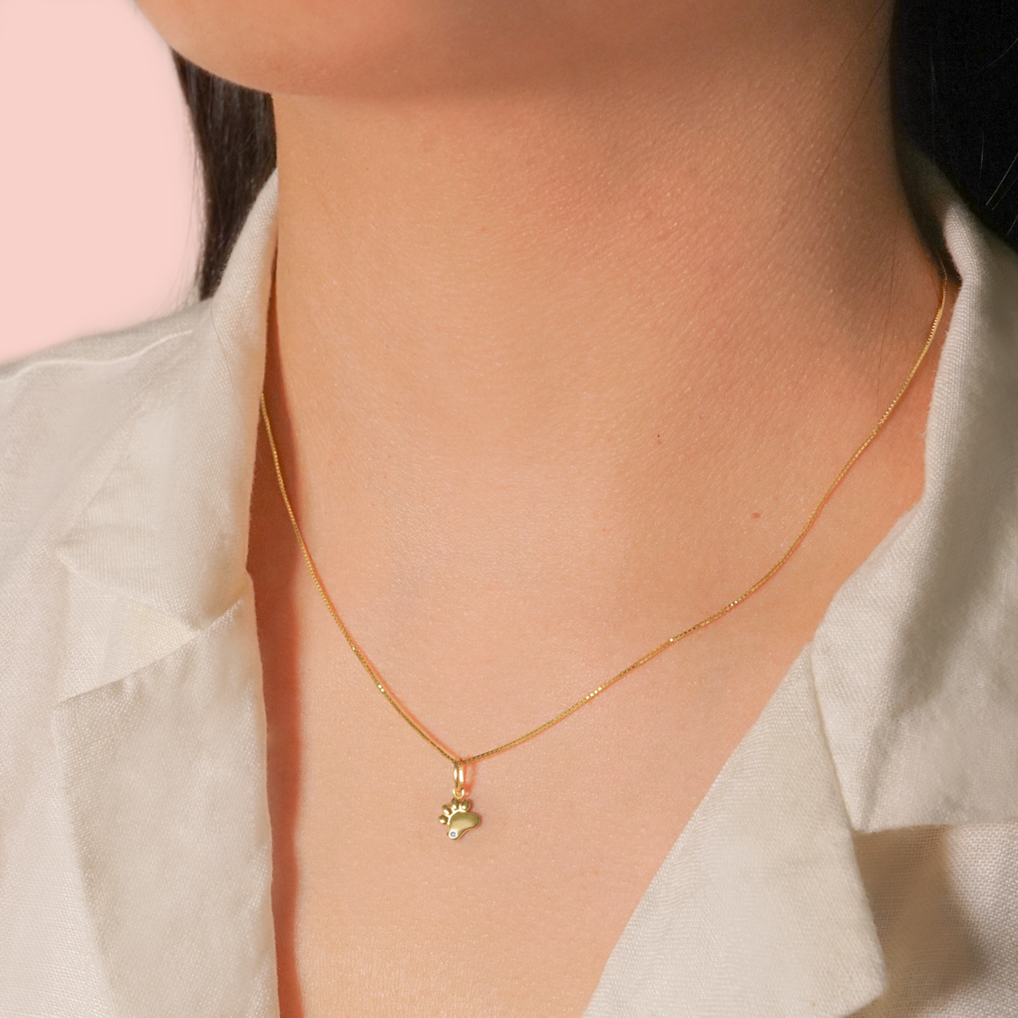 Dije en oro amarillo de 18K huellita con brillante